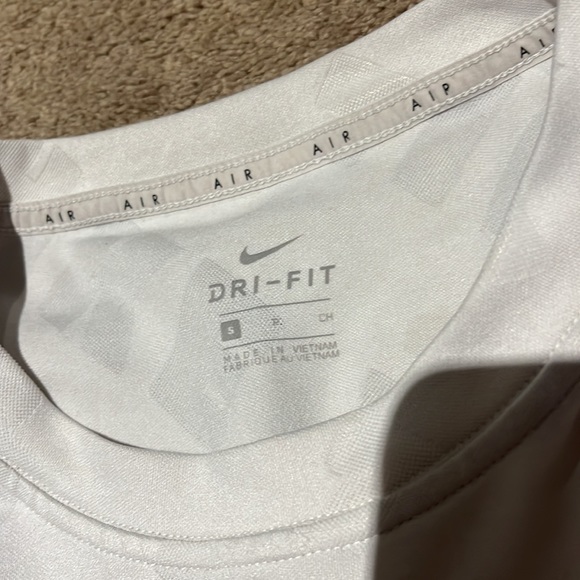 Used white nike air shirt. - Picture 3 of 4